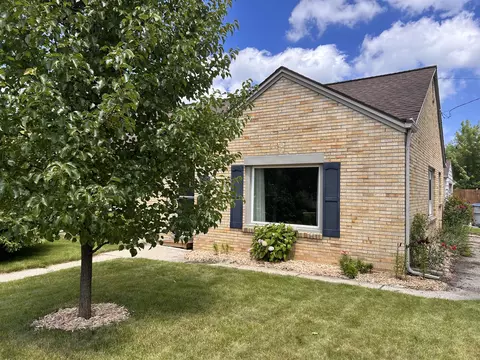4242 S Lenox, Milwaukee, WI 53207
