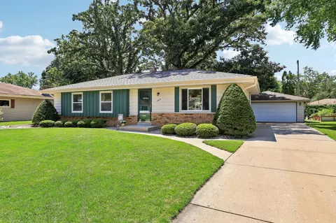 1812 Hemit, Waukesha, WI 53189