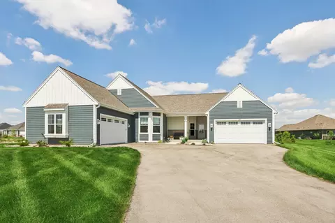 1390 Prairie Crk #11, Oconomowoc, WI 53066