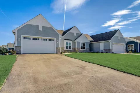 1384 Prairie Crk #14, Oconomowoc, WI 53066