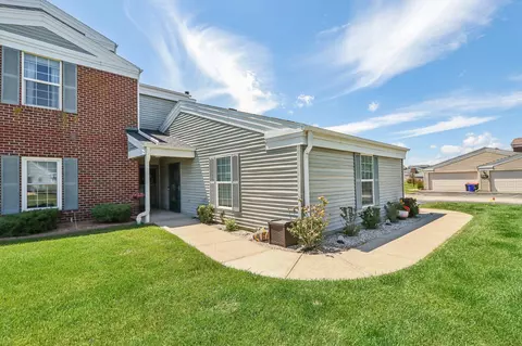 n16w26589 Tall Reeds #F, Pewaukee, WI 53072