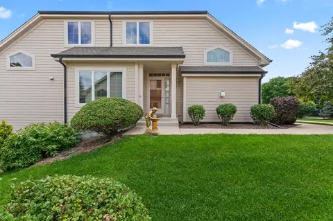 502 Heather Gln, Waukesha, WI 53188