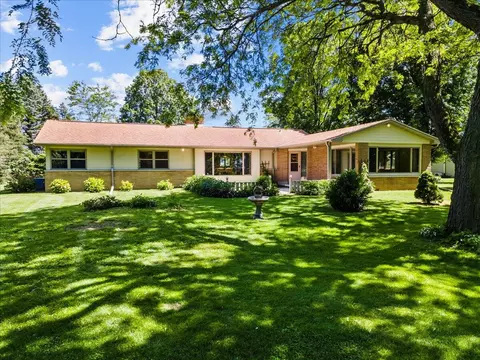 2935 Rolaine, Hartford, WI 53027