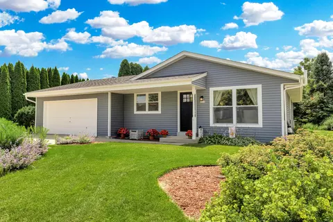 8733 S Fieldpointe, Oak Creek, WI 53154