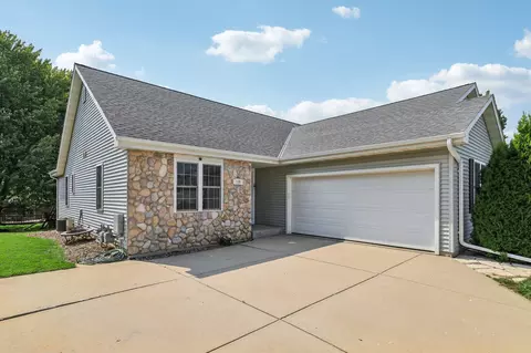 119 Meadow Lks, Random Lake, WI 53075