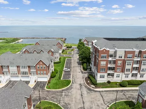 3872 S S Lk #101, Saint Francis, WI 53235