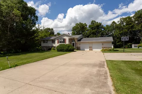 5736 Hillcrest, Wayne, WI 53090