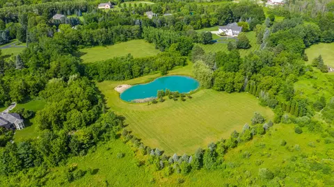 10523 W Hawthorne Farms, Mequon, WI 53097