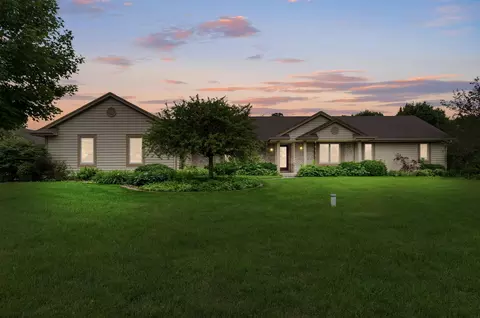 3370 Moraine Vly, Slinger, WI 53086