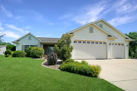 w221 Thompson Circle, Oconomowoc, WI 53066