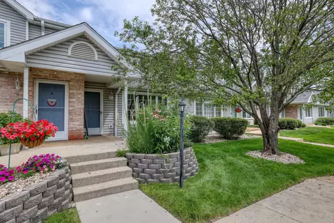 10150 W Whitnall Edge #F, Franklin, WI 53132