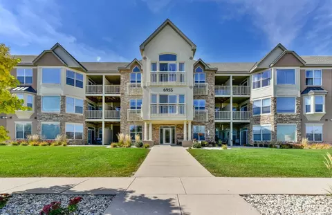 6955 S Riverwood #N-209, Franklin, WI 53132