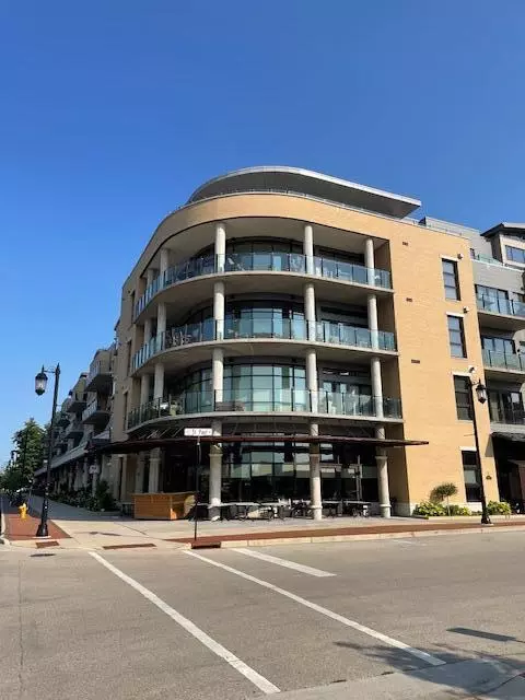 215 E Pleasant #209, Oconomowoc, WI 53066