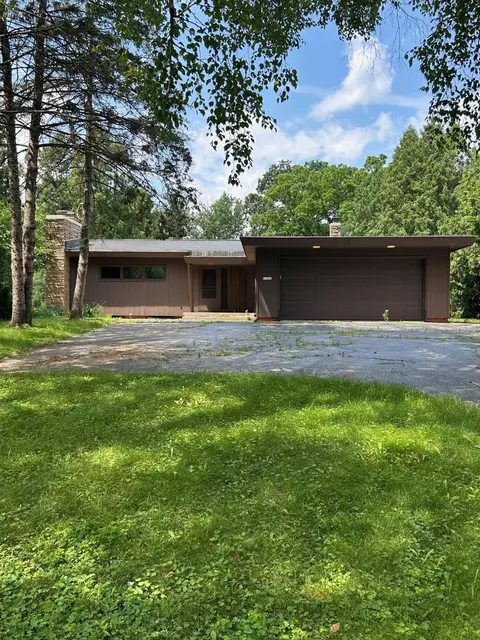 11421 N Parkview, Mequon, WI 53092