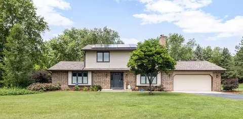 1325 Sunny Dl, Richfield, WI 53033