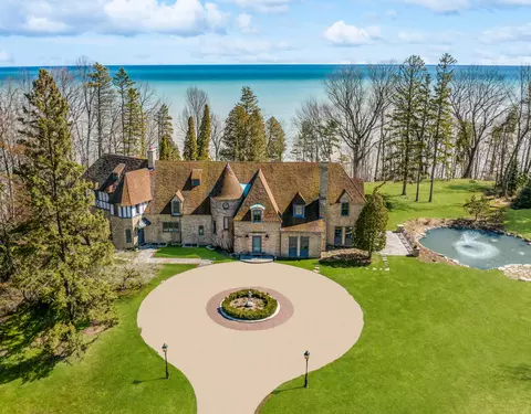 9400 N N Lk, Bayside, WI 53217