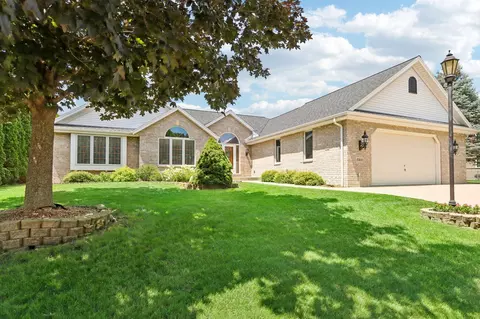 3300 Fox Rdg, Waukesha, WI 53189