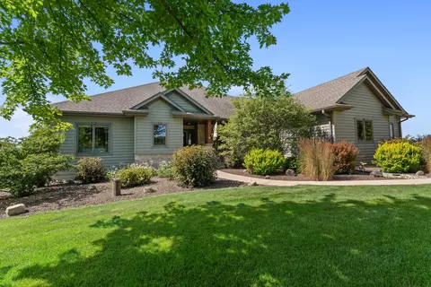 8496 Linden Rdg, Wayne, WI 53002
