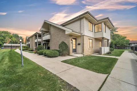 1621 S Carriage, New Berlin, WI 53151