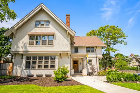 2928 E Kenwood, Milwaukee, WI 53211