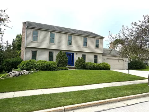 2711 River Edge, Waukesha, WI 53189