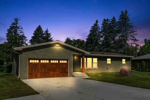3323 N Silver Lk, Summit, WI 53066