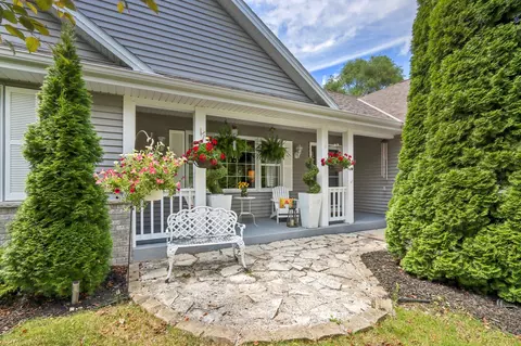 390 Sand Hl, Dousman, WI 53118