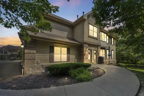 8653 S Deerwood, Franklin, WI 53132