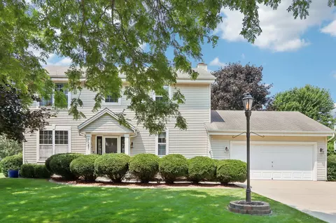 1081 Bending Brae, Pewaukee, WI 53072
