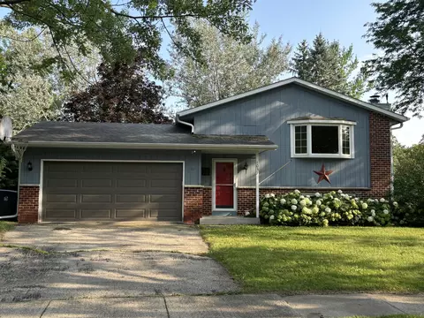 1037 Canterbury, Waukesha, WI 53188