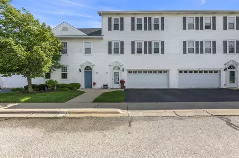 2101 Woodbury #18, Waukesha, WI 53189