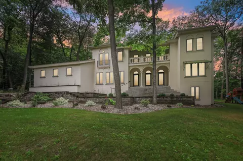 19375 Edmonton, Brookfield, WI 53045