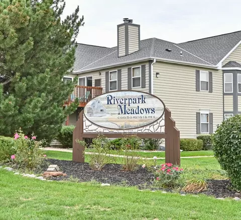 w240n2544 E Parkway Mdw #2, Pewaukee, WI 53072