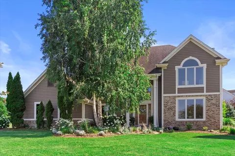 w295n1813 Prairie Wood, Delafield, WI 53072