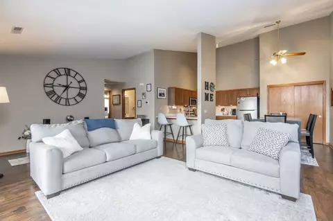 w240n2532 E Parkway Mdw #8, Pewaukee, WI 53072