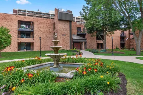 1906 E Shorewood #148, Shorewood, WI 53211