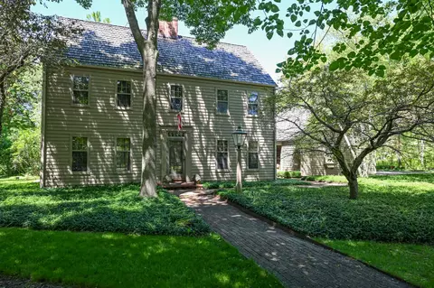 9825 N Deer Run, Mequon, WI 53092