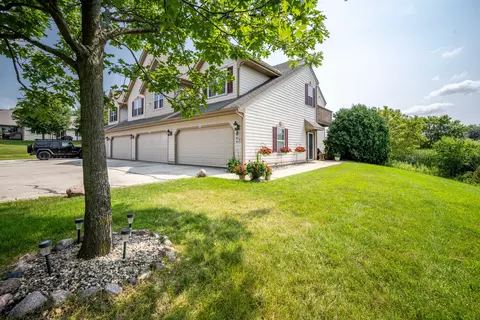 8616 S Roxbury #UPPER, Oak Creek, WI 53154