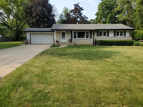 n64w15296 Sunny Dl, Menomonee Falls, WI 53051