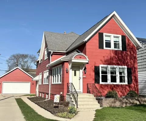 5621 N Bay Rdg, Whitefish Bay, WI 53217