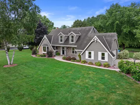 w238n4573 Woods Edge, Pewaukee, WI 53072