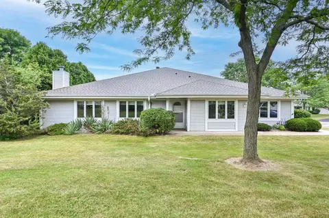 11009 N Mequon Sq, Mequon, WI 53092