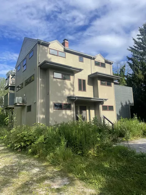 12204 N Fieldwood, Mequon, WI 53092