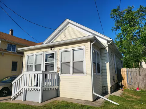 1123 Irving, Racine, WI 53403