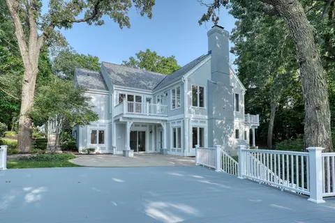 615 Garrison, Delafield, WI 53018
