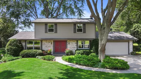 w246s7035 Maple Hl, Waukesha, WI 53189