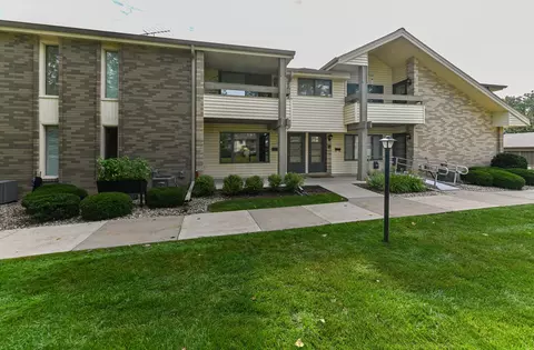 1705 S Carriage, New Berlin, WI 53151