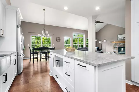 921 Valley Hl, Waukesha, WI 53189