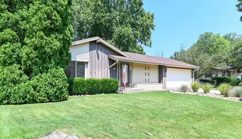 524 E Forest Hl, Oak Creek, WI 53154