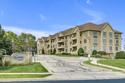 2912 N University #206, Waukesha, WI 53188